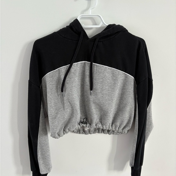 H&M Cropped Sweater - Picture 2 of 4